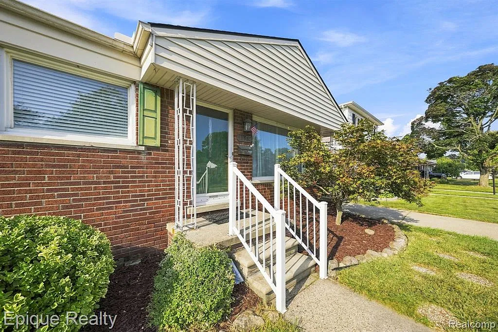 3 bed, 1100 sqft, $1,800 — Photo 2