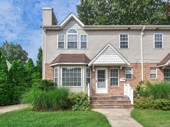 49 Ashwood Rd #A, Port Washington, NY 11050