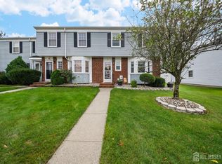 8 Gardenia Ct, Sayreville, NJ 08872