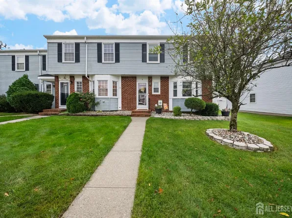 8 Gardenia Ct, Sayreville, NJ 08872