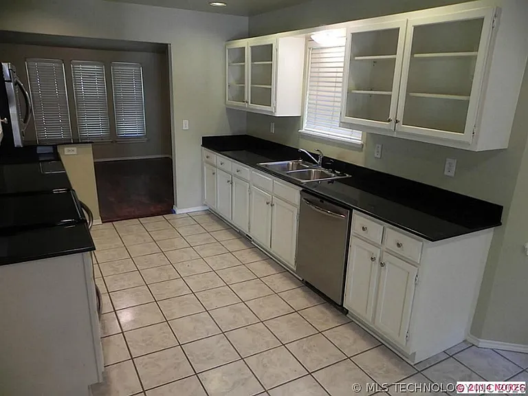 7834 S 72nd Ave E — Photo 2