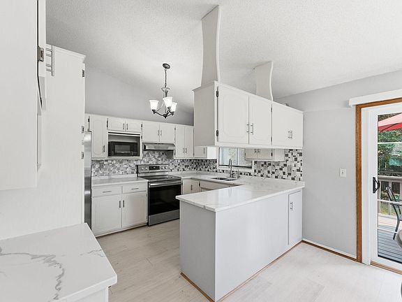 3rd image of 402 8th Ave N