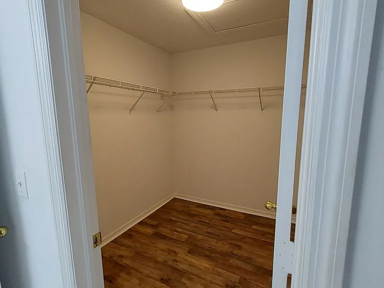 WALK IN CLOSET