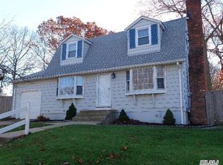 22 Emlu Dr, Selden, NY 11784