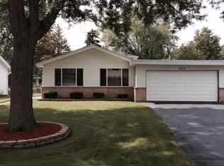 1915 E Pawnee Ln, Mount Prospect, IL 60056