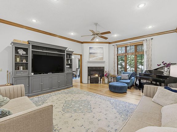 4th image of 1019 W Parkhill Circle