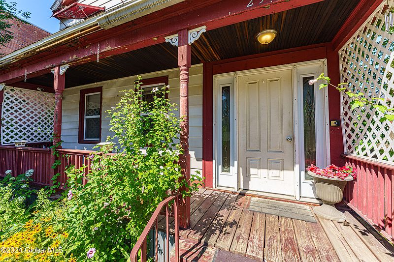 4th image of 2335 4th Avenue
