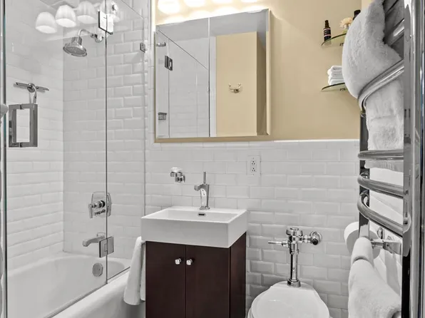 2575 Palisade Avenue image 21 of 30