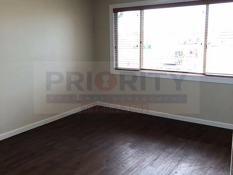 311 E Walnut St — Photo 4