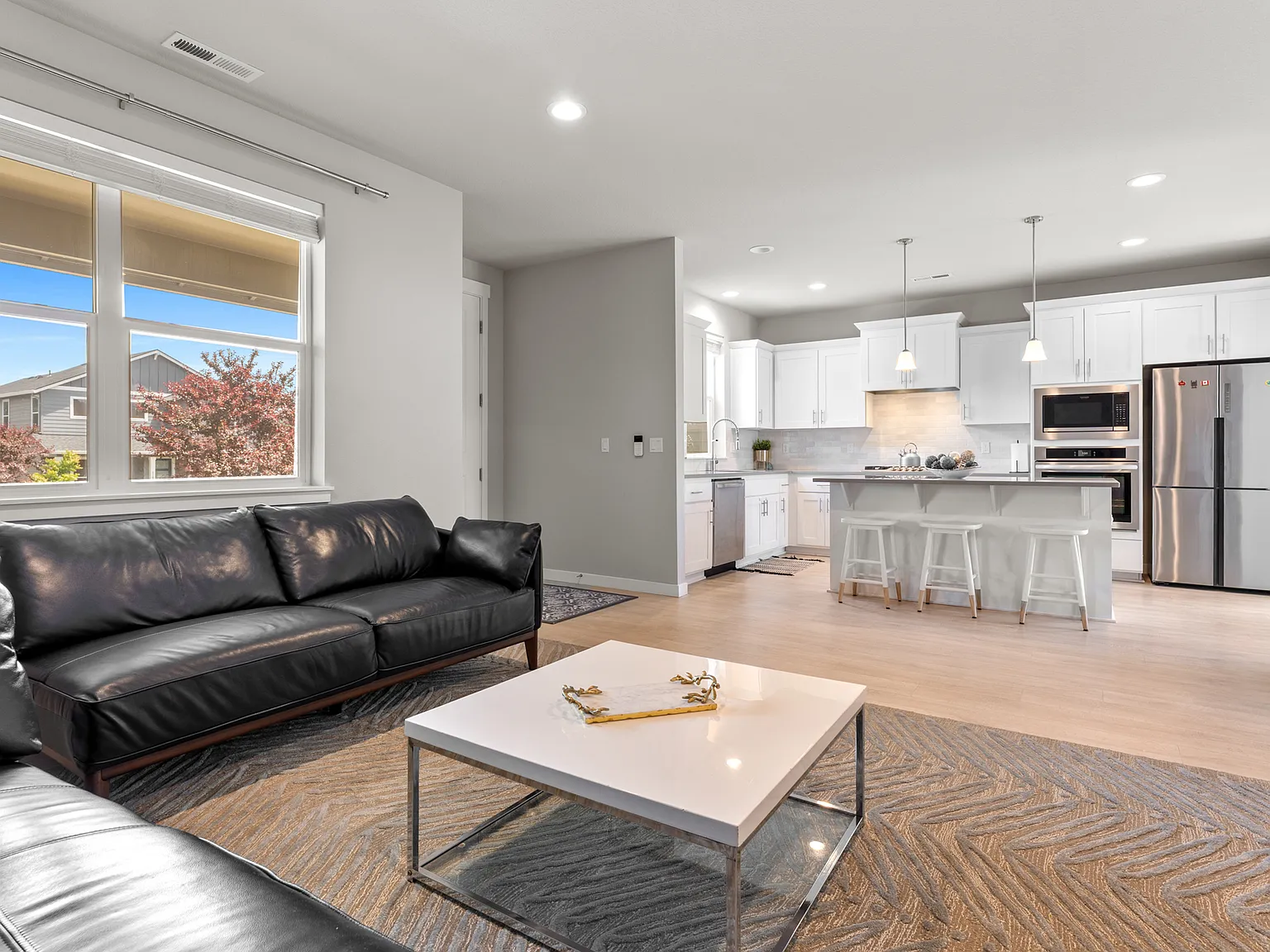 3 bed, 2.5 bath, 1934 sqft, $3,295 — Photo 3