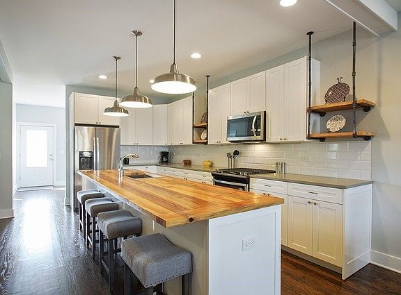 3rd image of 4953 W Ainslie St