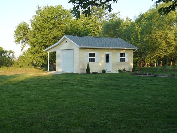 Workshop w/river view porch.