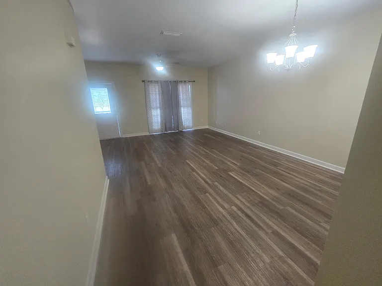 326 Stratford Dr — Photo 4