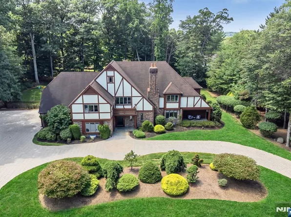 739 Shoshone Trl, Franklin Lakes, NJ 07417