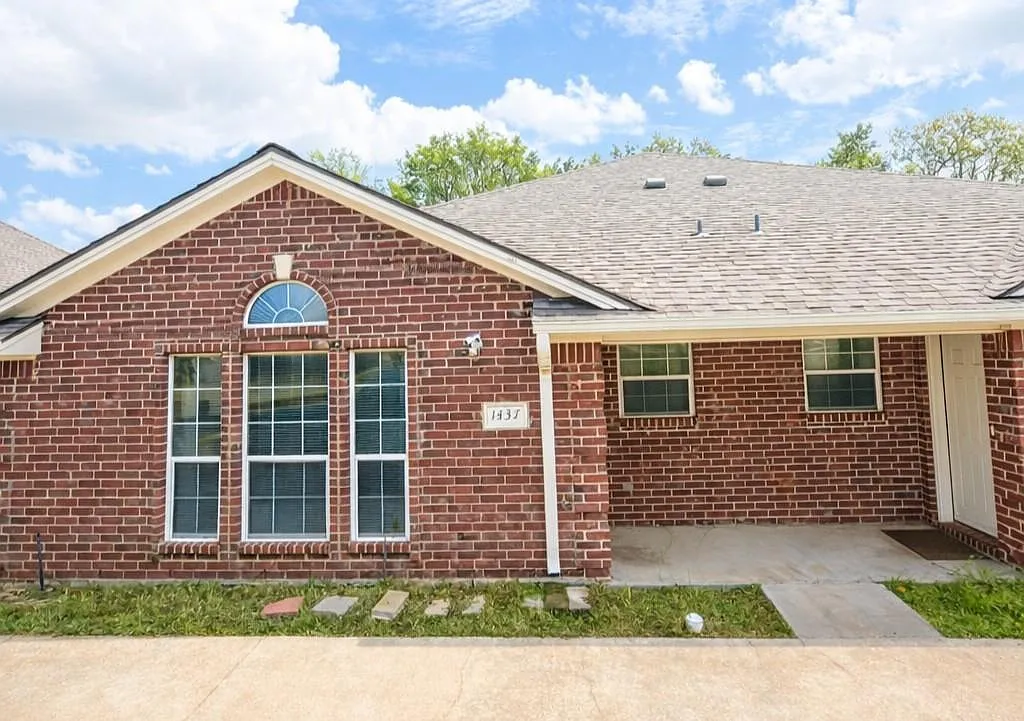 3 bed, 3.0 bath, 1322 sqft, $1,550 — Photo 1