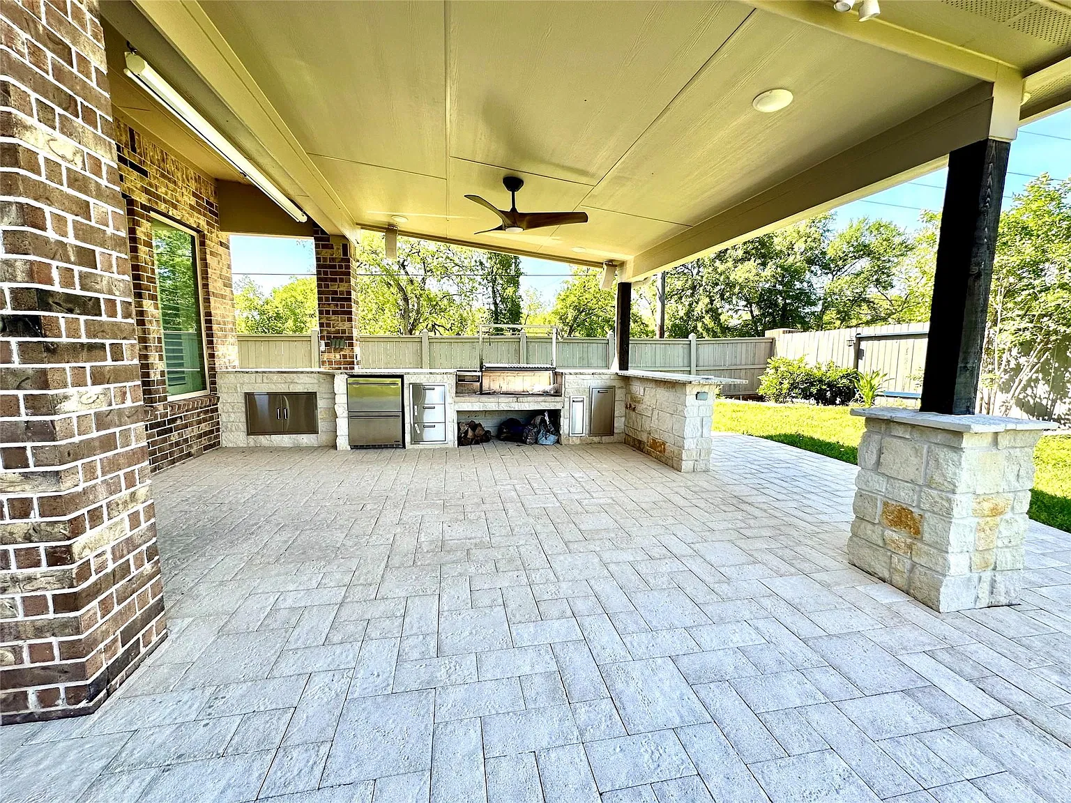 4 bed, 3.5 bath, 3451 sqft, $3,425 — Photo 2