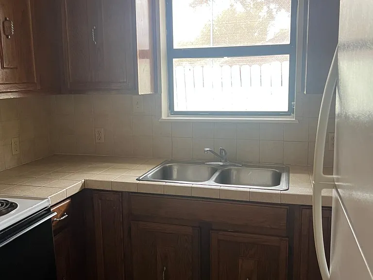 909 Castle Heights Dr #B — Photo 5