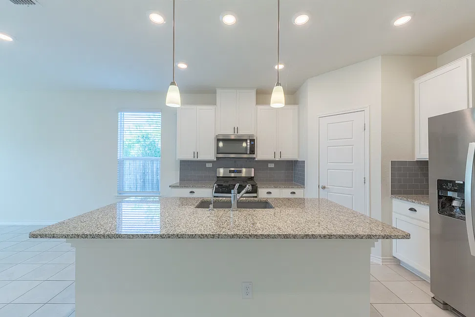 4 bed, 2.5 bath, 2701 sqft, $2,100 — Photo 4