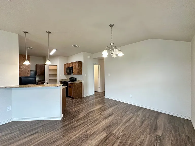 906 Childress Dr — Photo 5