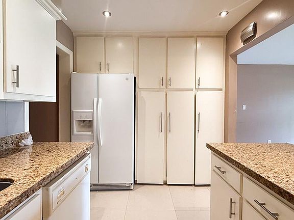 5th image of 19 Saint Andrews Ln