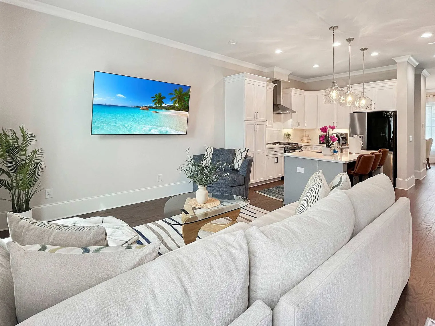 3 bed, 3.0 bath, 1894 sqft, $6,347 — Photo 2