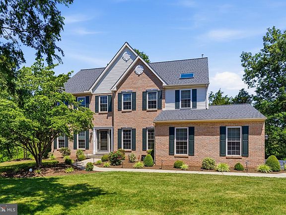 4th image of 585 Michelle Ln