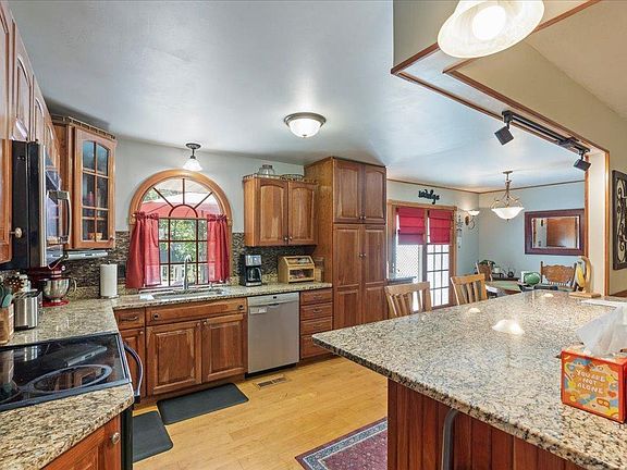 3rd image of 4905 Pine Beach Rd