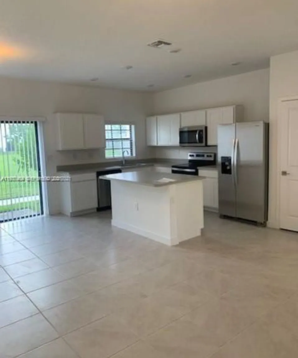 3 bed, 1466 sqft, $2,350 — Photo 2