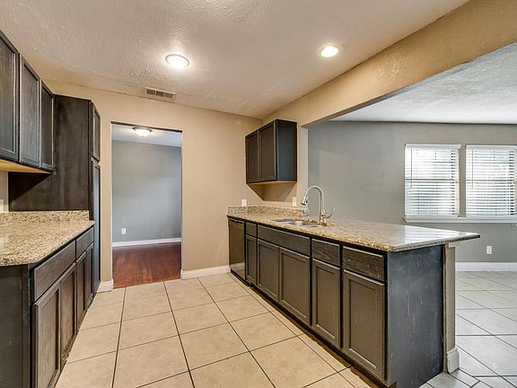 5th image of 1601 Lakeside Dr
