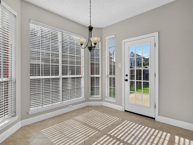 11613 Alexandria Dr — Photo 3