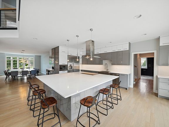 3rd image of 834 S Belmont Ave