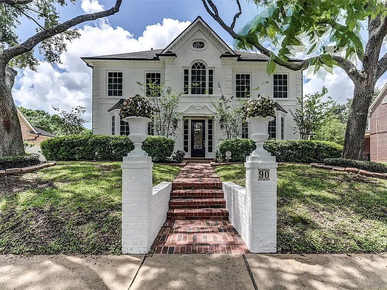 90 Heathrow Ln — Photo 1