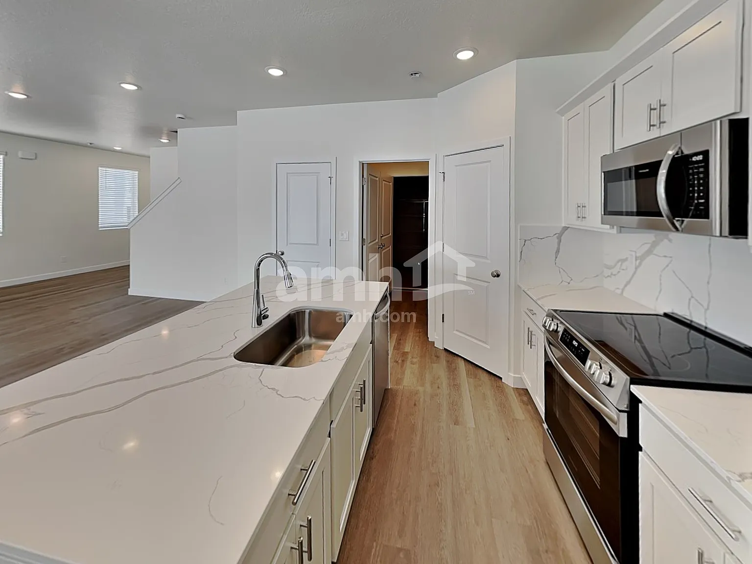 5 bed, 3.5 bath, 2236 sqft, $2,895 — Photo 4