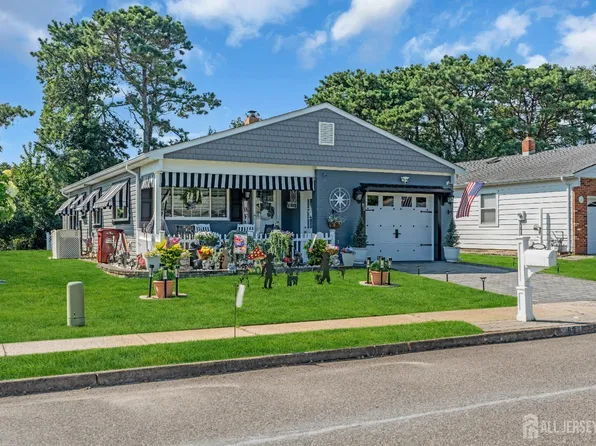 82 Virgin Islands Dr, Toms River, NJ 08757