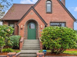 3712 SW Grayson St, Seattle, WA 98126