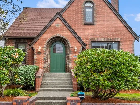 3712 SW Grayson St, Seattle, WA 98126