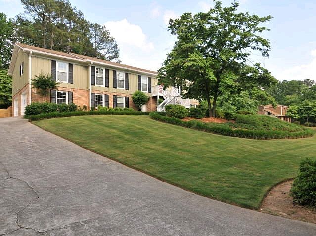 1st image of 2410 Castle Ln NE