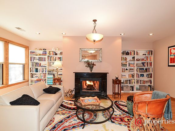 3rd image of 906 W Ainslie St APT 3E