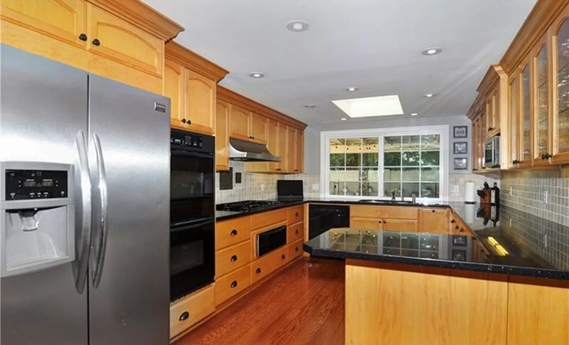4 bed, 2244 sqft, $5,200 — Photo 2