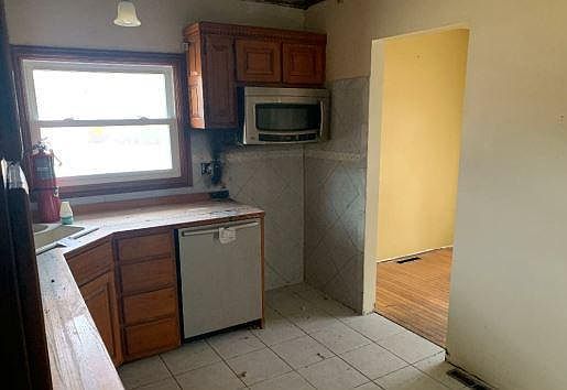 2nd image of 428 N Roosevelt Ave