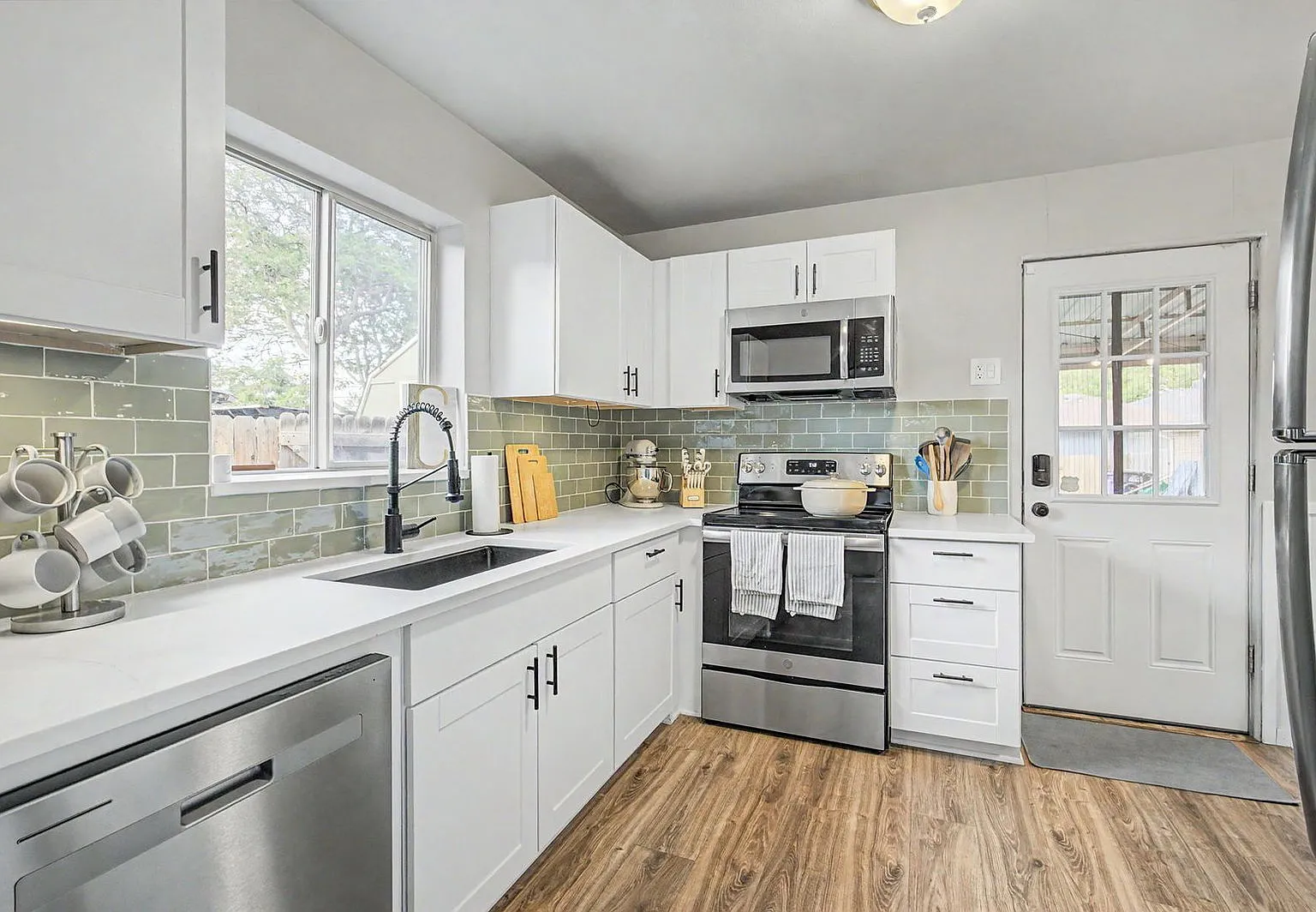 3 bed, 1.0 bath, 1079 sqft, $2,895 — Photo 4