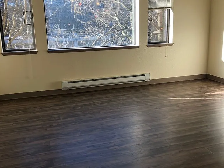 Hilltop Court Apartments — Photo 16