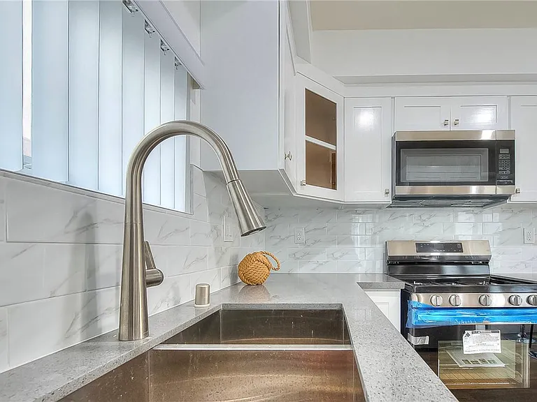 11722 Hamlin St — Photo 8