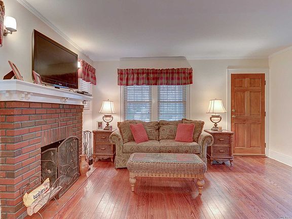 3rd image of 170 Wright Ave