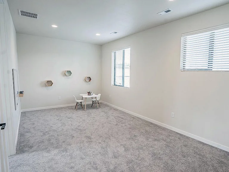 3316 N Rosalia Rd — Photo 34