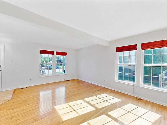 4th image of 9 Linden Pl