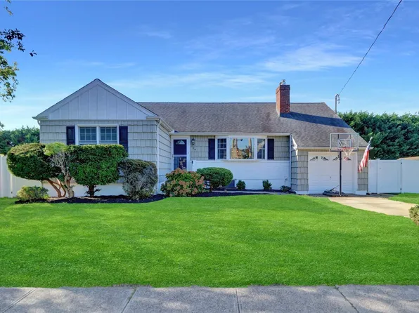 29 Hampton Boulevard, Massapequa, NY 11758