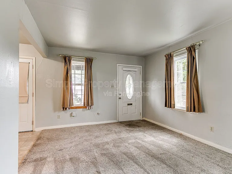 810 N Marshall Dr — Photo 4