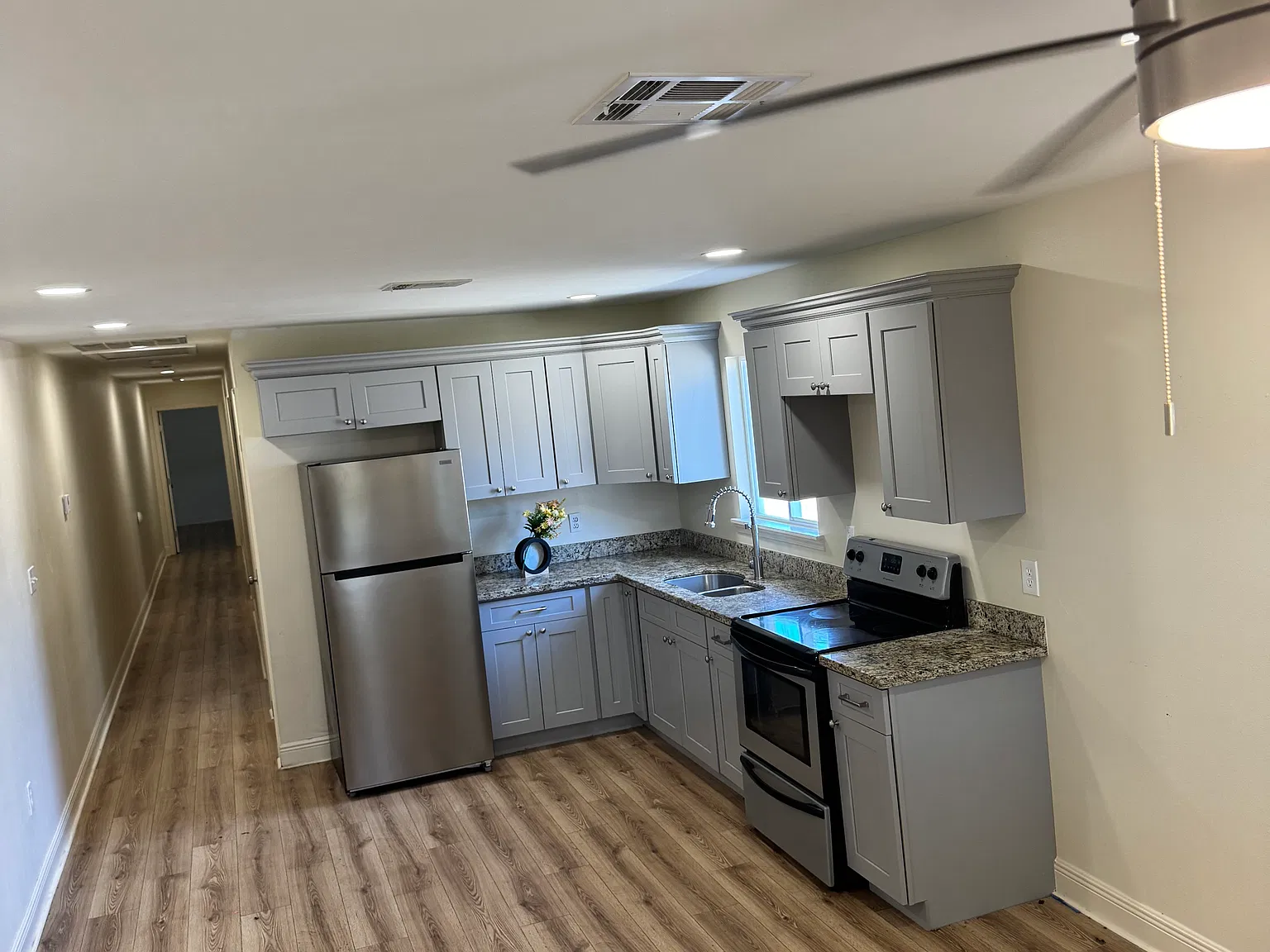 3 bed, 980 sqft, $1,595 — Photo 3