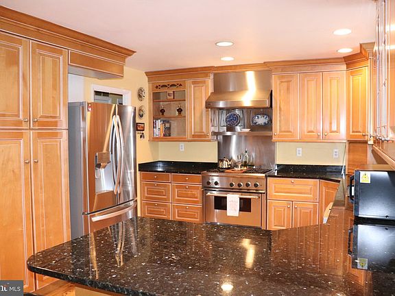 5th image of 9817 Orchid Cir
